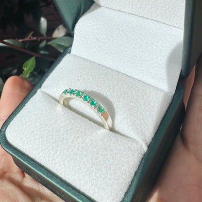 Anillo cintillo con esmeraldas