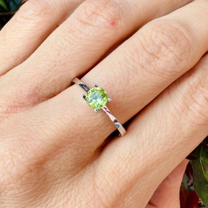 Anillo Rodinado con Peridoto 5mm