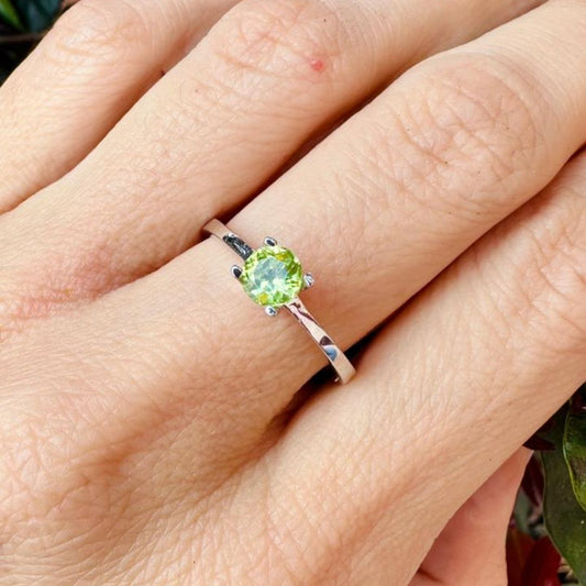 Anillo Rodinado con Peridoto 5mm
