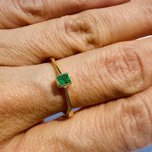 Anillo solitario con esmeralda en montura bisel Oro 18K
