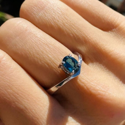 Anillo Afrodita con Topacio London blue en plata Rodinada