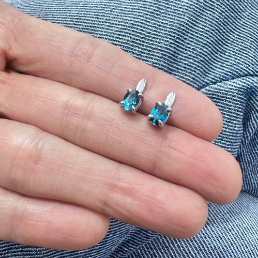 Aretes con Topacio London Blue en plata Rodinada