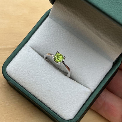 Anillo Peridoto de 0.60 ct en plata rodinada