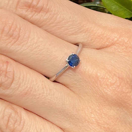 Anillo Zafiro azul oscuro de 0,64 ct en plata rodinada