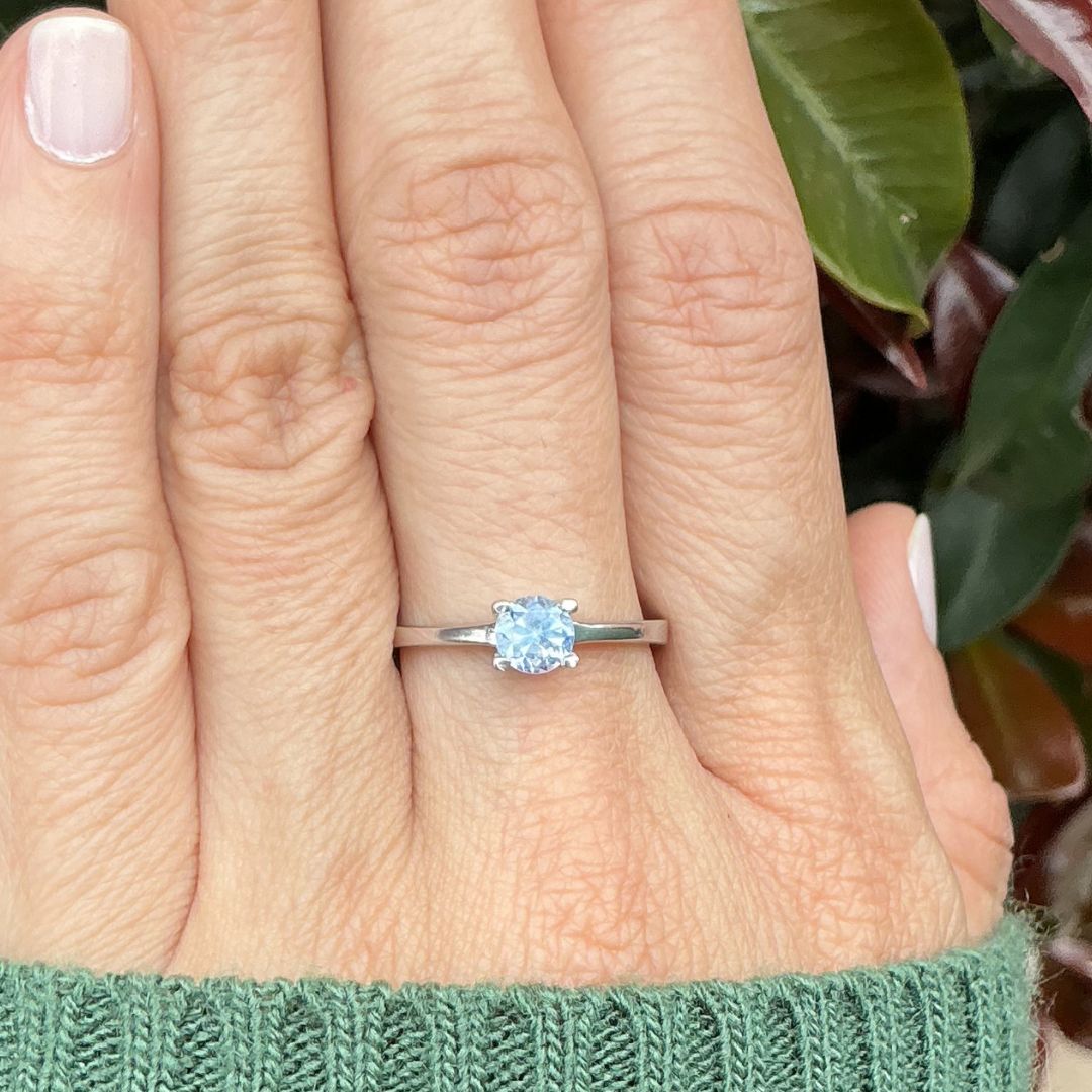 Anillo Zafiro azul claro de 0,67 ct en plata rodinada
