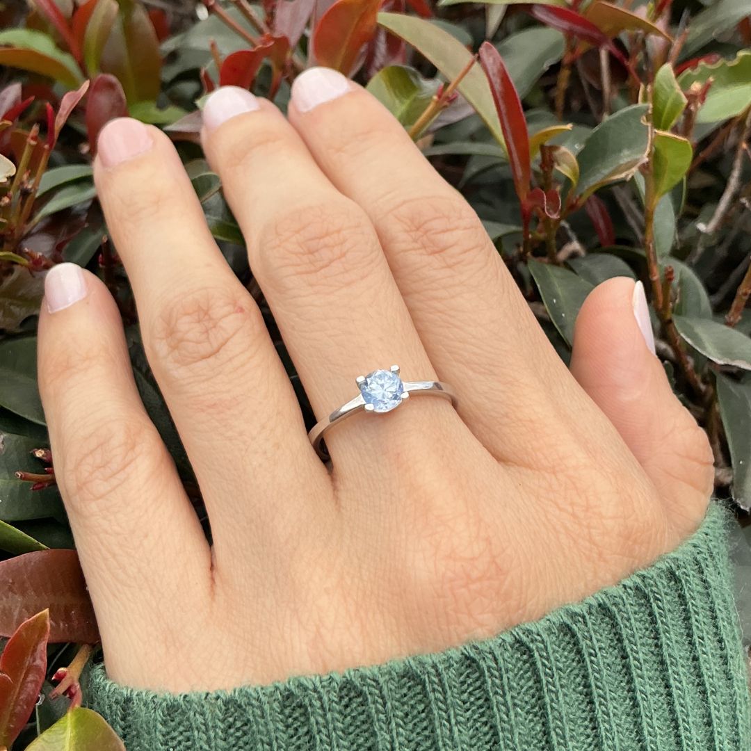 Anillo Zafiro azul claro de 0,67 ct en plata rodinada
