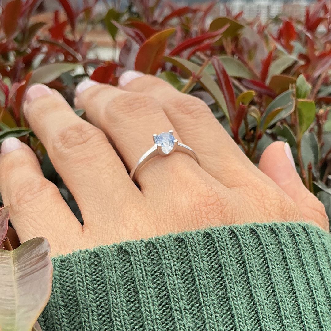 Anillo Zafiro azul claro de 0,67 ct en plata rodinada