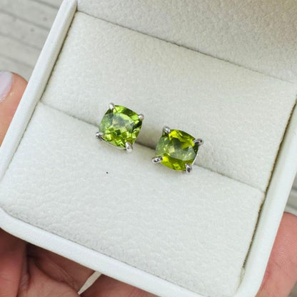 Aretes Cuadrados Peridoto 3,07 ct en plata rodinada