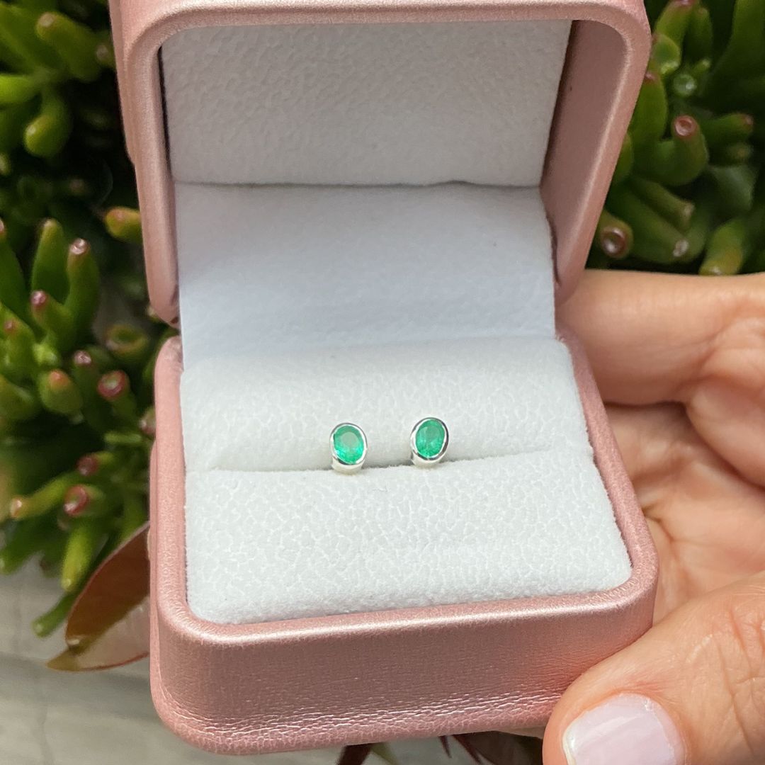 Topos Ovalo de Esmeralda Natural en plata rodinada