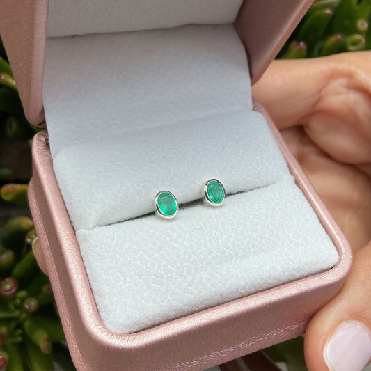 Topos Ovalo de Esmeralda Natural en plata rodinada