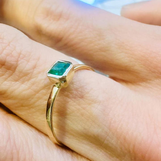 Anillo solitario con esmeralda en montura bisel Oro 18K