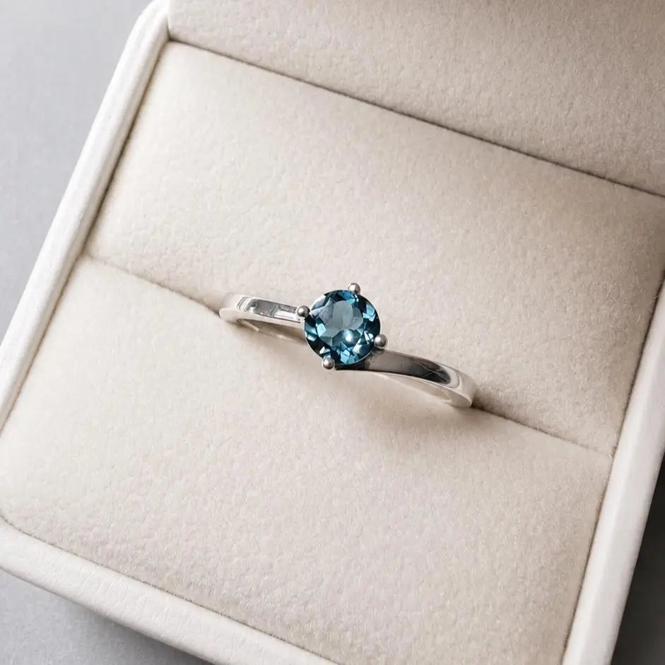 Topacio London Blue Natural de 0.58 ct y 5.4mm en Plata