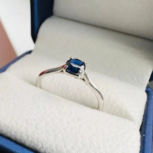 Zafiro Azul Profundo de 0,64 ct en Plata Rodinada